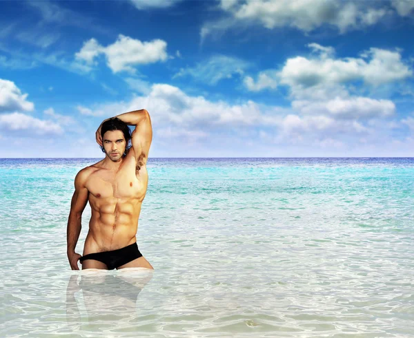 Uomo sexy in oceano — Foto Stock