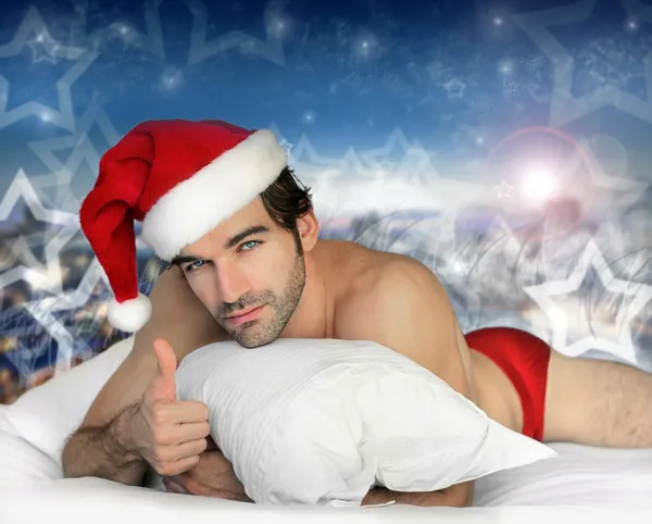 躺在床上性感圣诞老人 — 图库照片