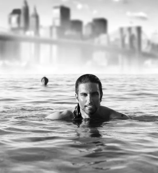 海洋与城市背景的男人 — 图库照片