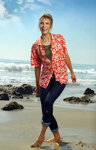 Счастливая женщина на пляже — стоковое фото