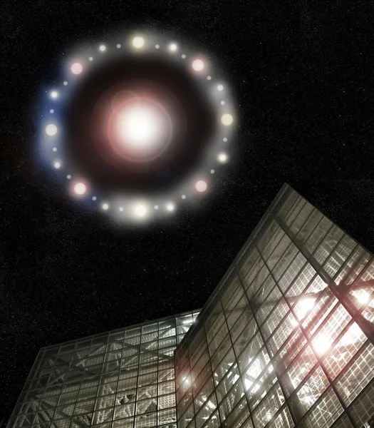 Ufo über dem Gebäude — Stockfoto