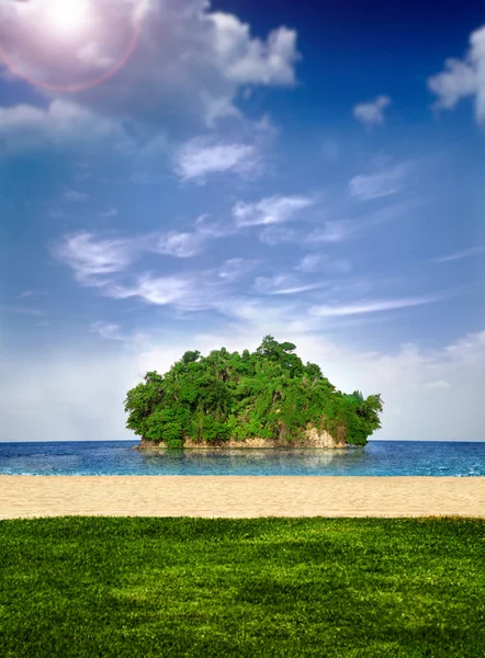 Маленький острів біля берега — стокове фото