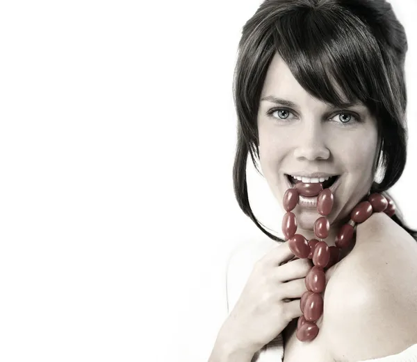 Frau beißt Halskette — Stockfoto