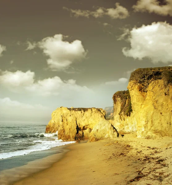 黄金の光の海岸線の断崖 — ストック写真
