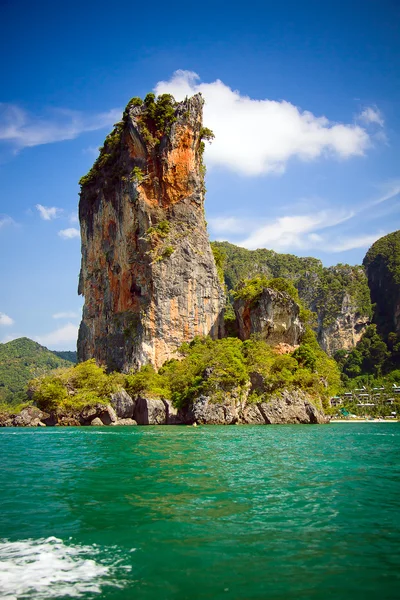 Kalkkikivi kallioita Krabi, Thaimaa — kuvapankkivalokuva