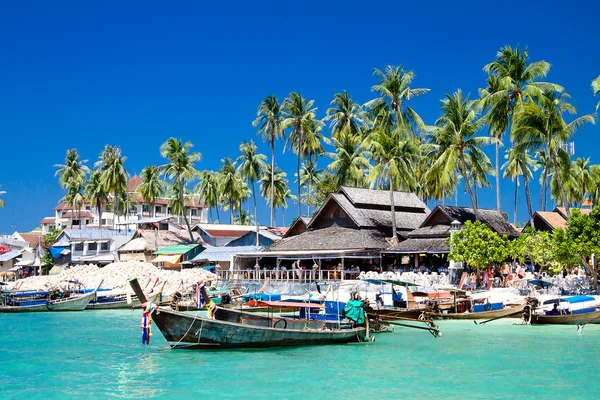 Длинные хвостовые лодки на острове Пхи Пхи Дон, Краби, Таиланд Стоковое Изображение