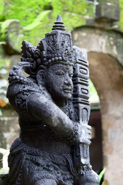 Geleneksel balinese savaşçı heykeli — Stok fotoğraf