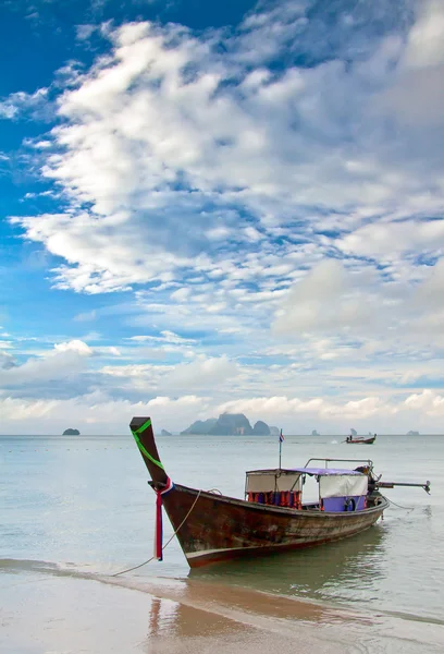 Egzotik ada ve Tayland long tail tekne ile deniz manzarası — Stok fotoğraf