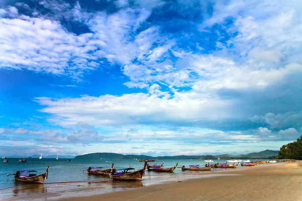 Thajská tradiční dlouhý ocas čluny na pláži ao nang, krabi. — Stock fotografie
