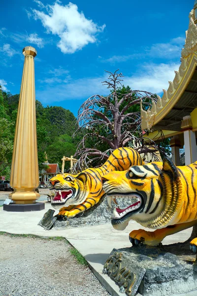 호랑이 동굴 사원, 끄라 비, 태국 남쪽에 체디 — 스톡 사진