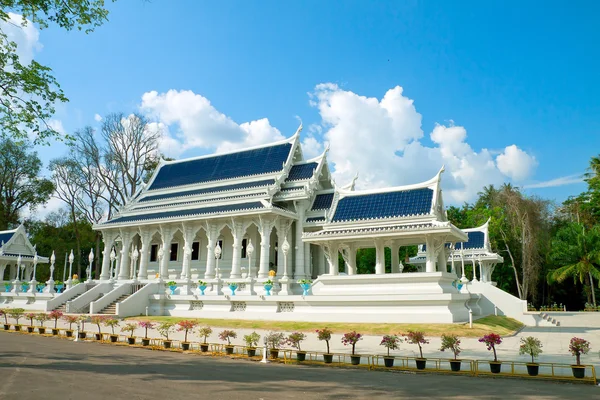 Templo budista blanco en la ciudad de Krabi, Tailandia — Foto de Stock