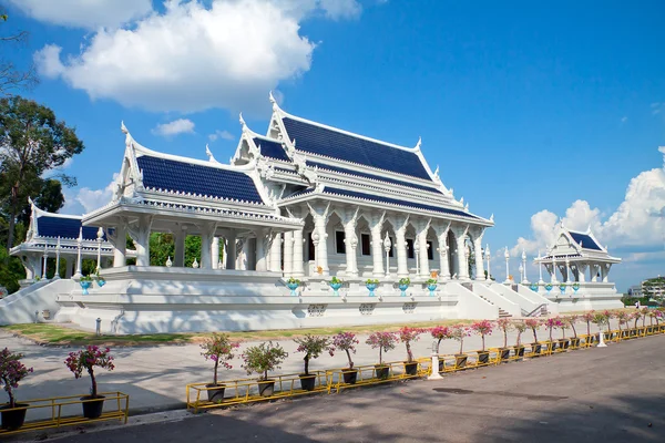 Λευκό βουδιστικός ναός στην πόλη krabi, Ταϊλάνδη — Φωτογραφία Αρχείου