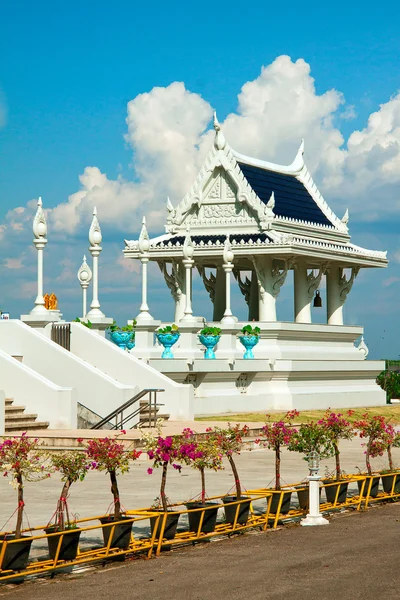 Templo budista branco na cidade de Krabi, Tailândia — Fotografia de Stock