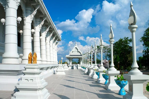 Witte boeddhistische tempel in de stad in krabi, thailand — Stockfoto