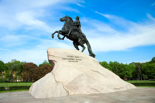 Peter I monument mot blå himmel. Saint-Petersburg, Ryssland — Stockfoto