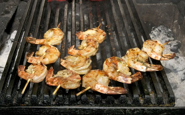 Matlagning räkor kebab på grillen — Stockfoto