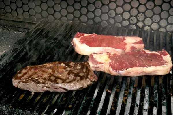 Vaření hovězí steaky — Stock fotografie