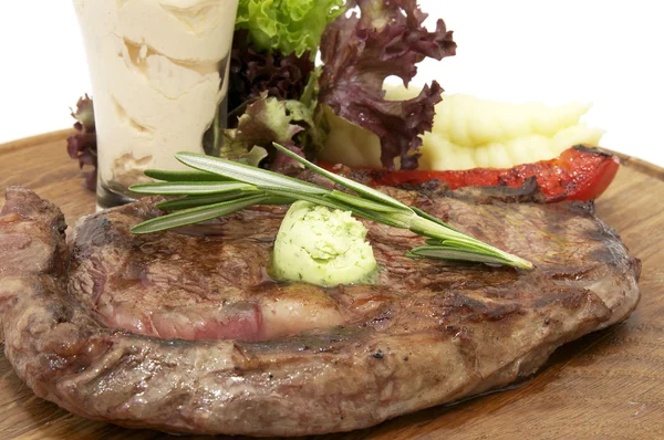 Hovězí steak vaření na grilu — Stock fotografie