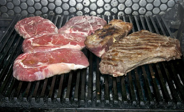 Biefstuk op de grill — Stockfoto