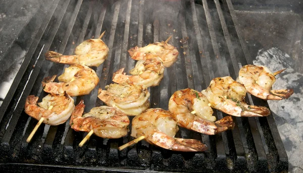 Cooking shrimp kebabs on the grill — Stock Photo, Image