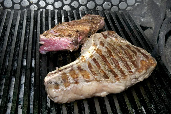 Steak auf dem Grill — Stockfoto