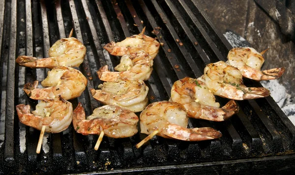 Cuisson des brochettes de crevettes sur le gril — Photo