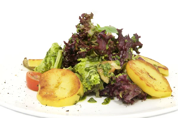 Картофельный салат и овощи — стоковое фото