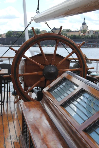Колесо старого корабля — стоковое фото