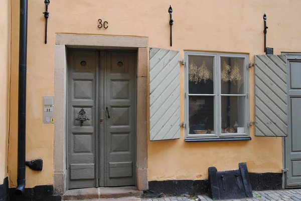 Дверь и окно — стоковое фото