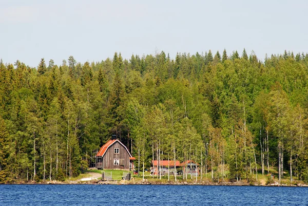 Hus på sjön — Stockfoto