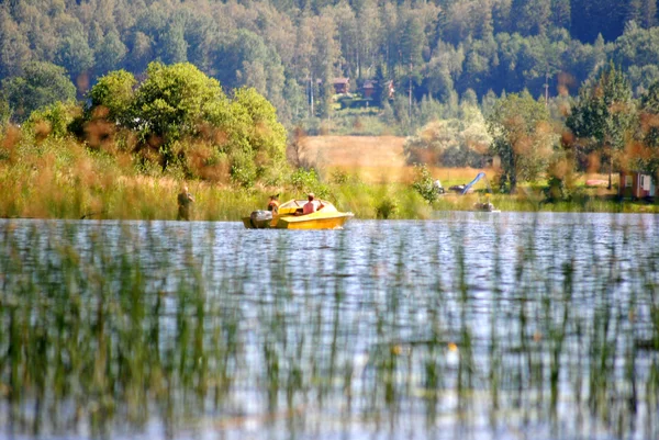 Лодка на озере — стоковое фото