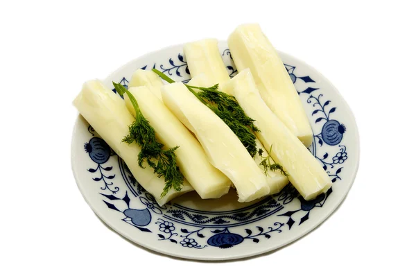 Yeşillikleri ile bir plaka üzerinde peynir — Stok fotoğraf