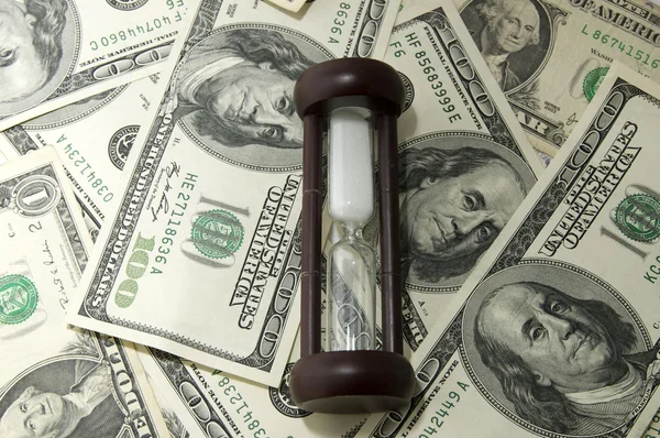 Kum saati ve dolar — Stok fotoğraf