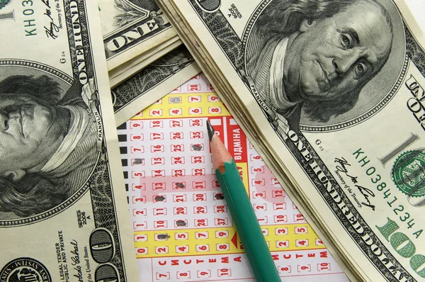 Dinheiro e um bilhete de loteria com um p — Fotografia de Stock