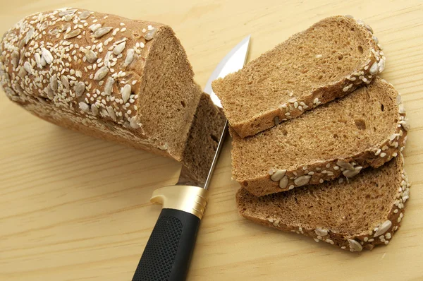 Bread and the knife — Stock Photo, Image
