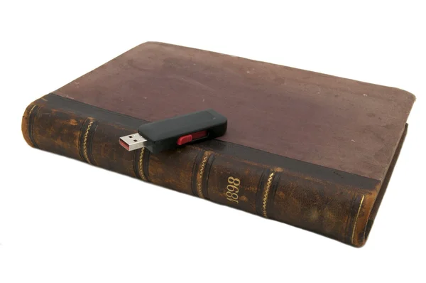 Старые книги и флешка — стоковое фото