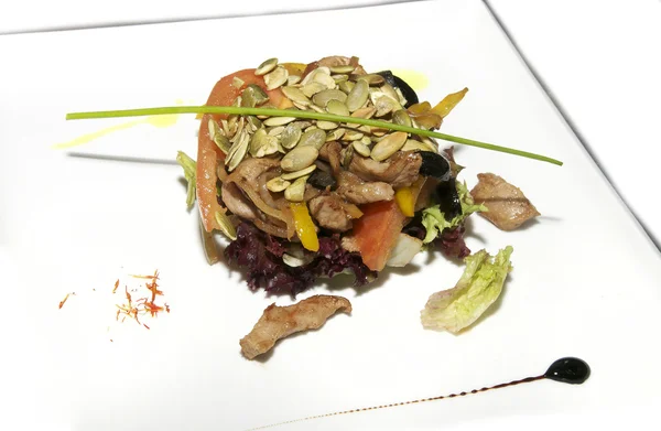 Салат овочі та м'ясо — стокове фото