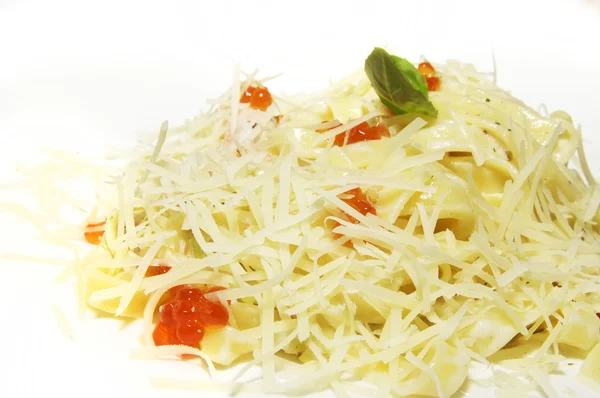 Спагетти с красной икрой — стоковое фото