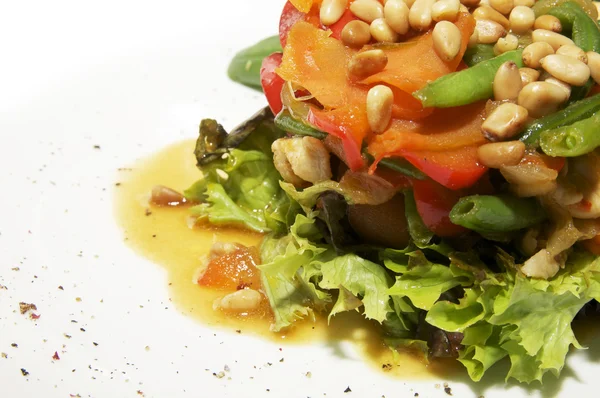 Salada de espinafre e legumes — Fotografia de Stock