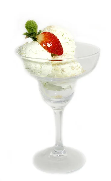 딸기와 아이스크림 컵 — 스톡 사진