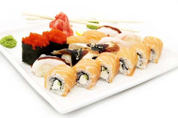 Teller mit japanischem Sushi — Stockfoto