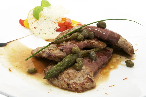 아스파라거스와 구운된 고기 — 스톡 사진