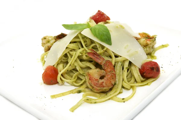 Спагетти с креветками и сыром — стоковое фото