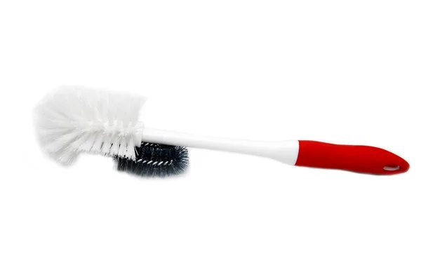 Cepillo redondo para un inodoro con una pluma roja sobre un fondo blanco —  Fotos de Stock