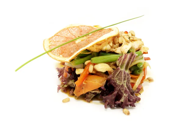 Salada com frango e legumes — Fotografia de Stock