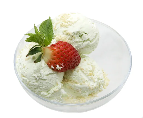딸기를 곁들인 아이스크림 — 스톡 사진