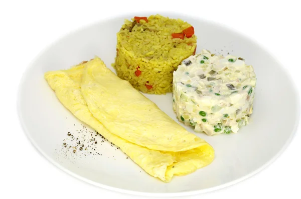 Яєчня з рисом та салатом — стокове фото