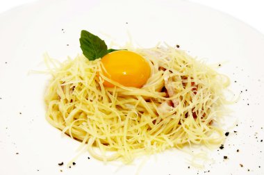 spagetti yumurta ile