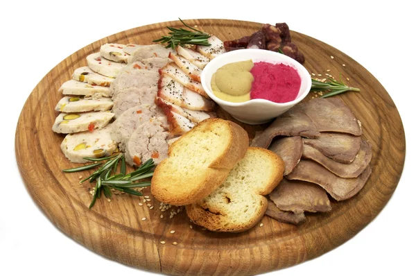 Тарелка с мясным соусом и колбасой — стоковое фото