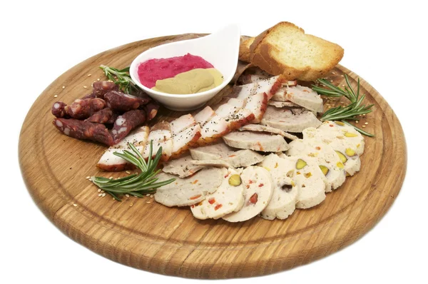Тарелка с мясом и соусом — стоковое фото